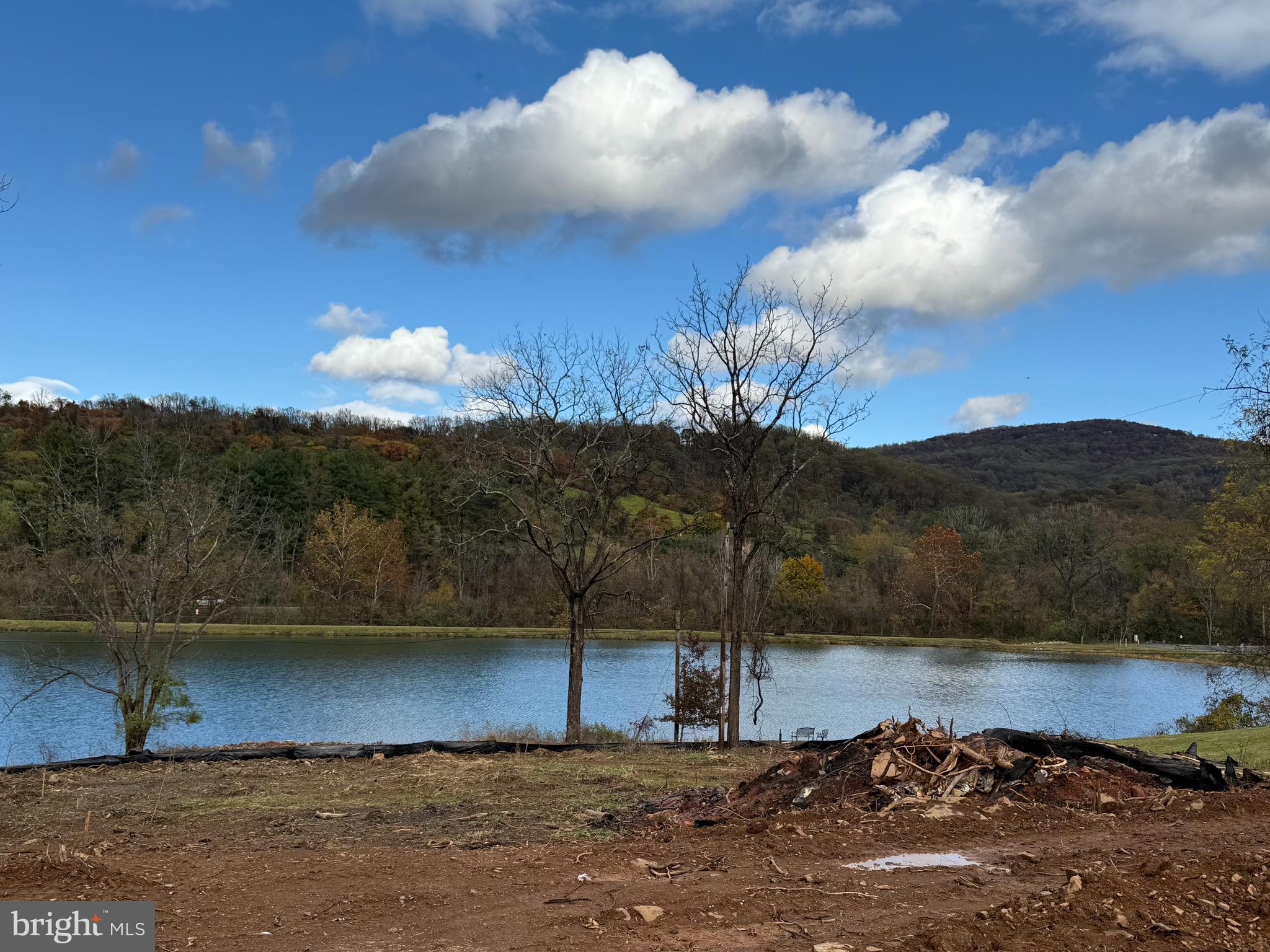 LAKE FRONT ROYAL - Residential