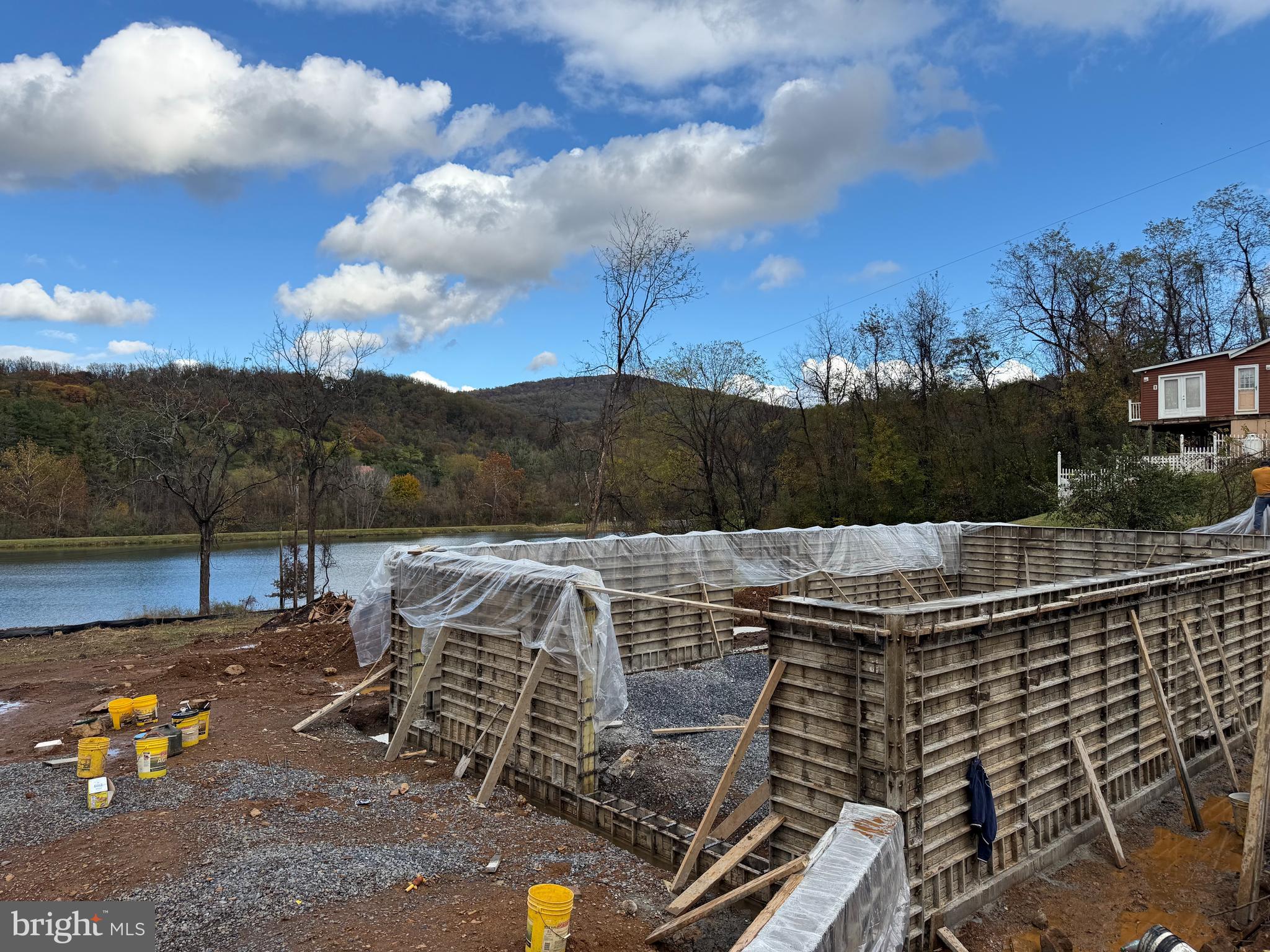 LAKE FRONT ROYAL - Residential