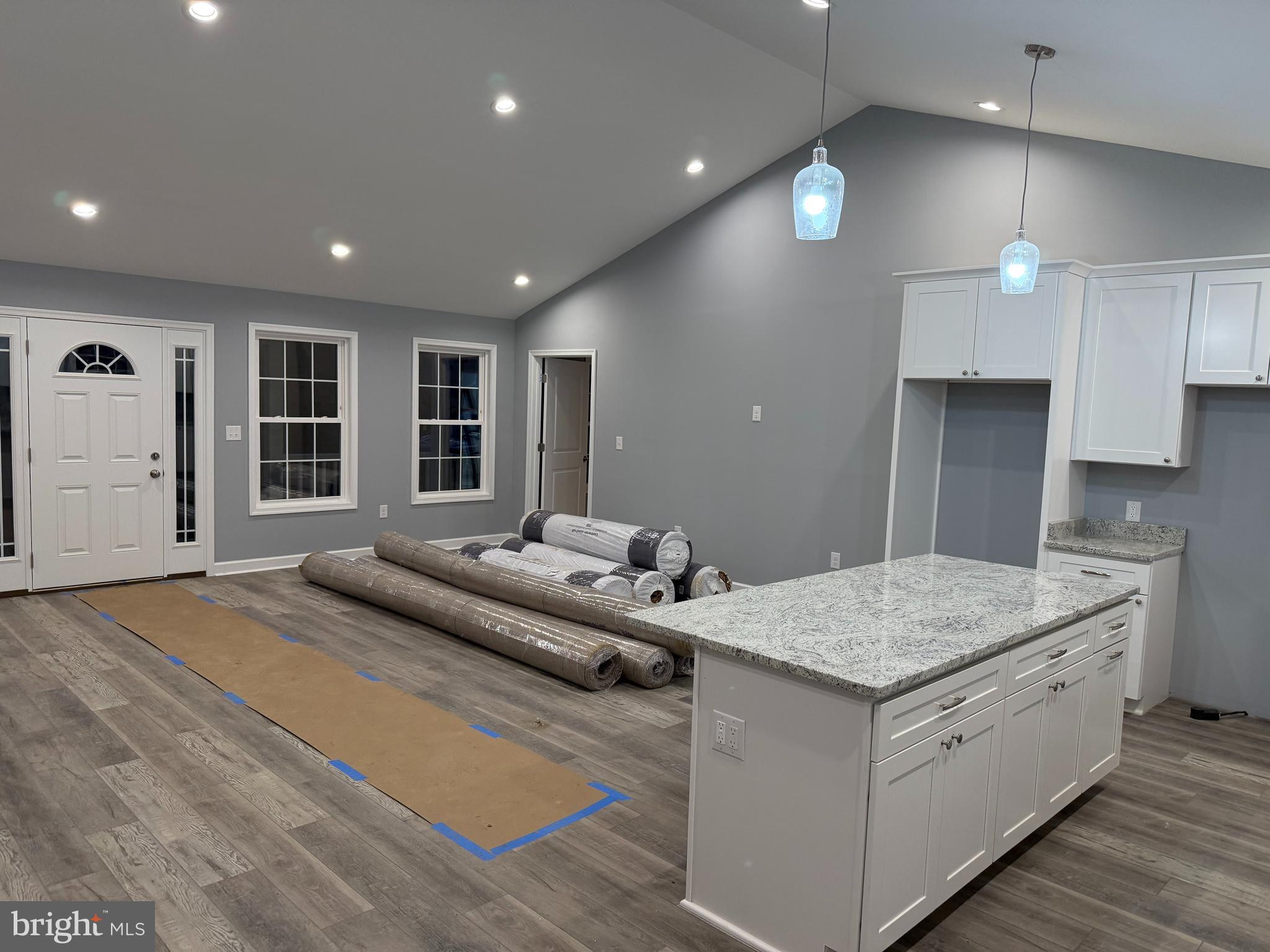 LAKE FRONT ROYAL - Residential