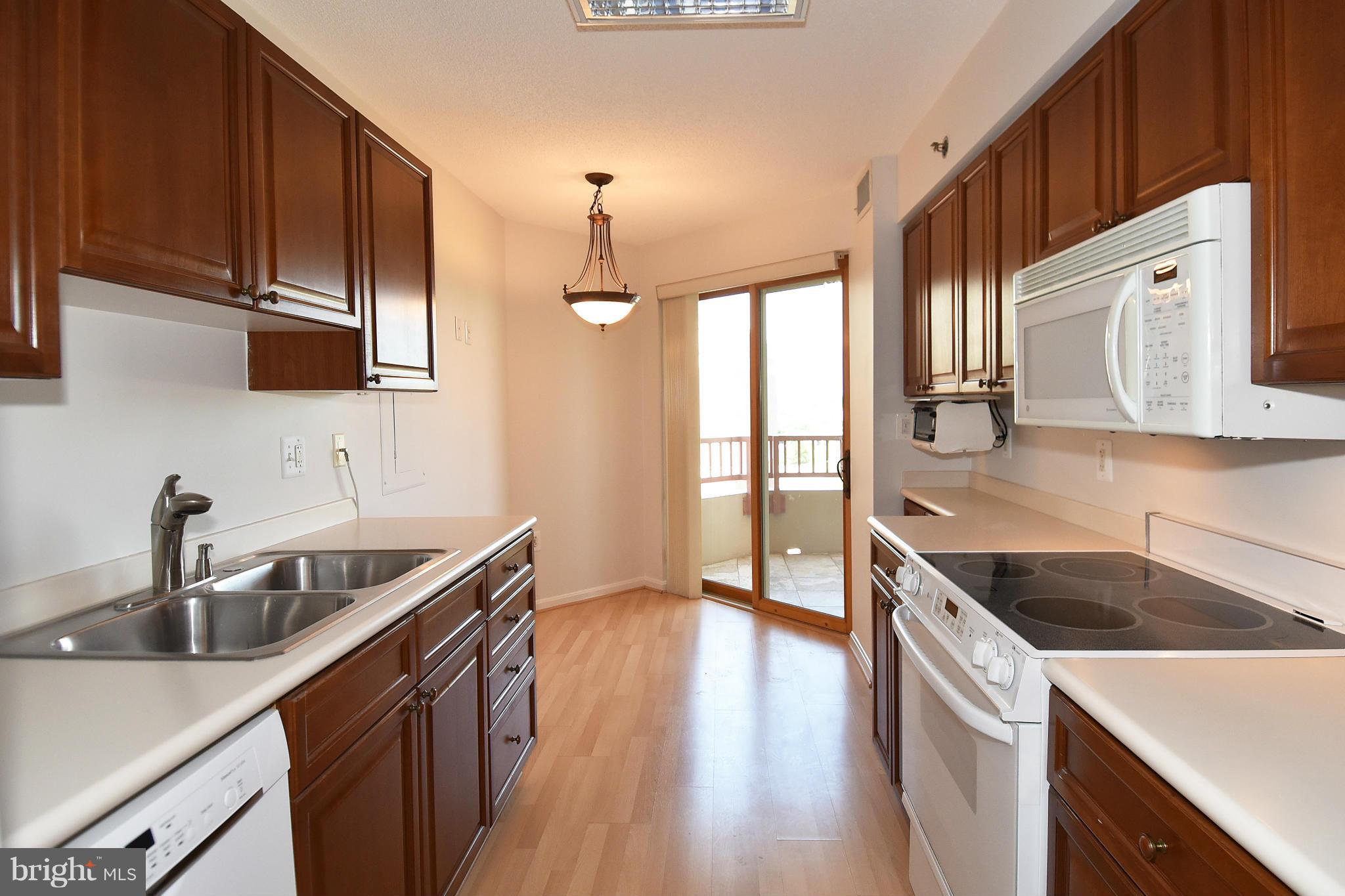 CARLYLE TOWERS - Residential