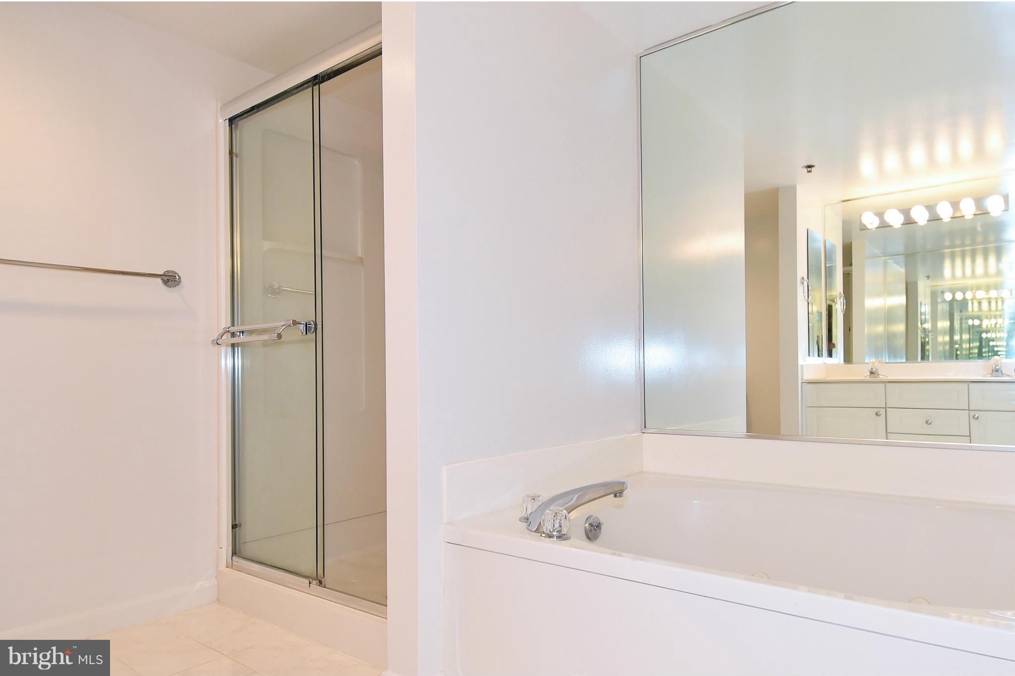 CARLYLE TOWERS - Residential