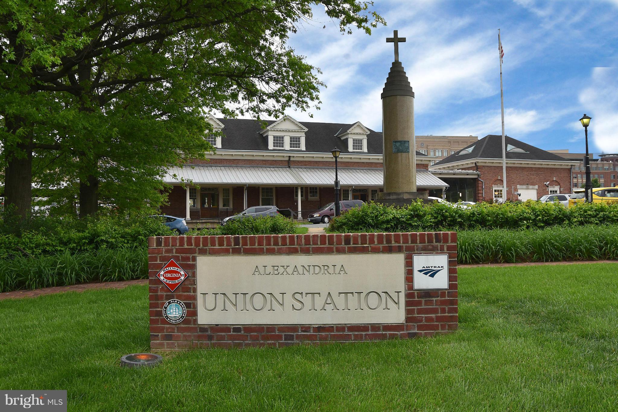 CARLYLE TOWERS - Residential