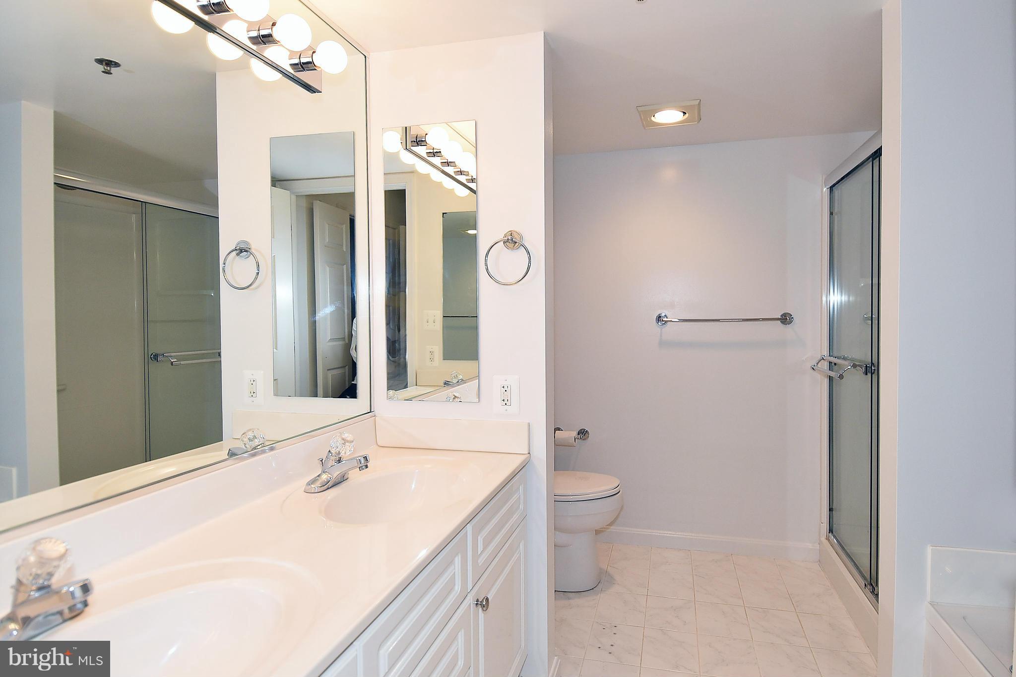 CARLYLE TOWERS - Residential