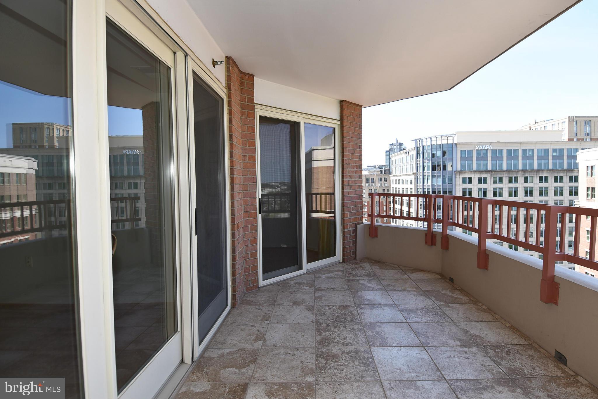 CARLYLE TOWERS - Residential