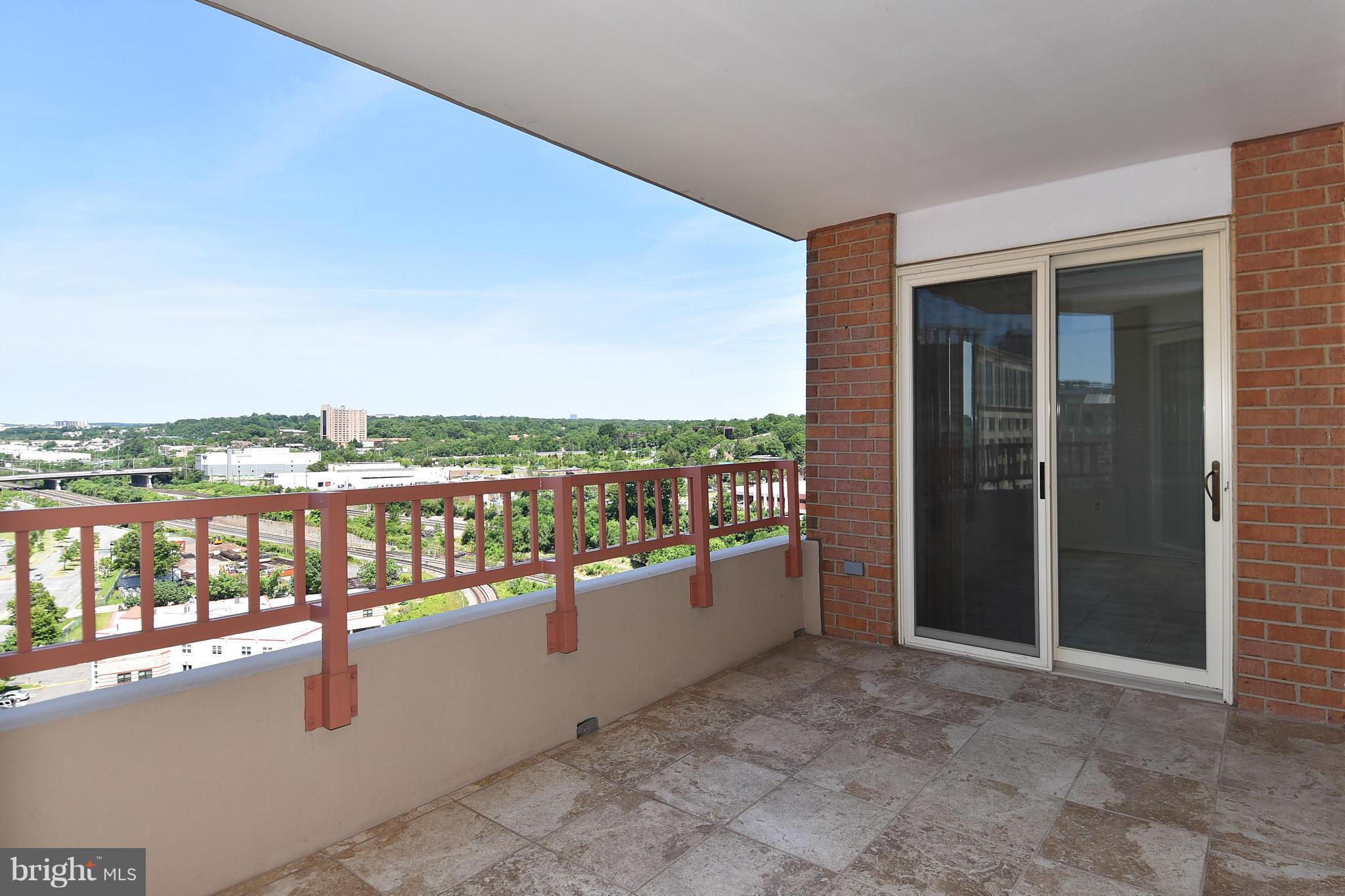 CARLYLE TOWERS - Residential