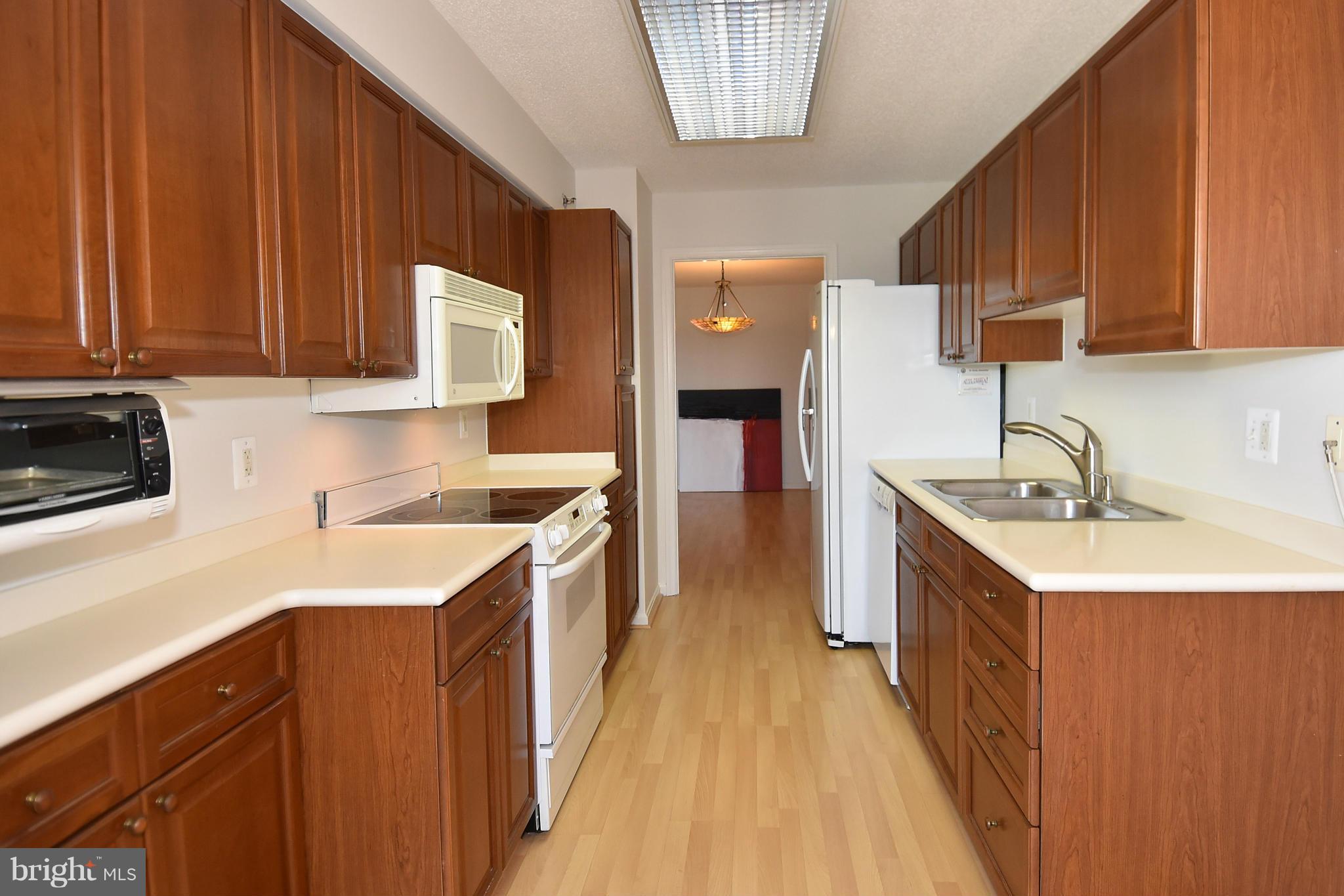 CARLYLE TOWERS - Residential