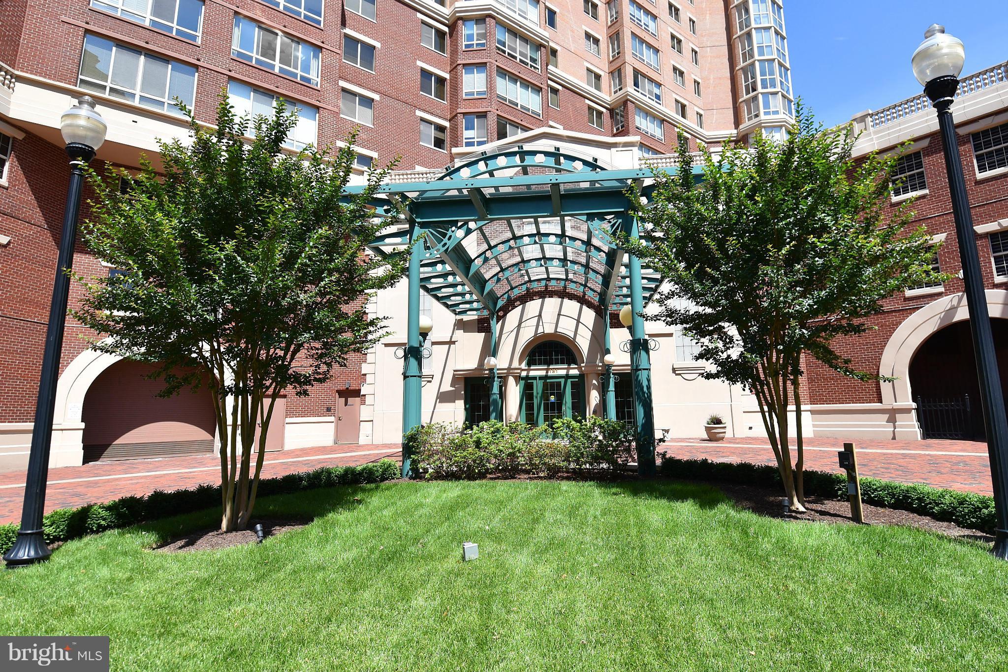 CARLYLE TOWERS - Residential