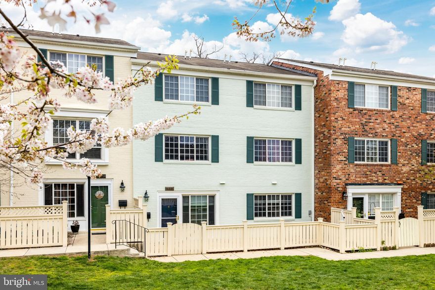 A condo home with one bedroom and one bathroom and a private patio in the heart of Alexandria minutes from D.C. A Spacious living room great for entertaining! Amenities include- low monthly condo fees, fitness center, pool, clubhouse, tot lot, sidewalks, and pet friendly.