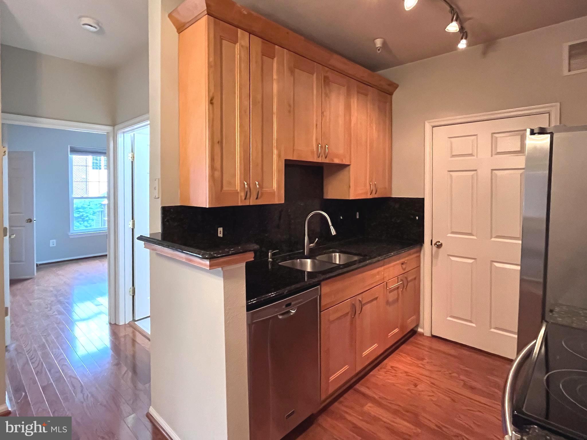 GATES OF MCLEAN - Residential