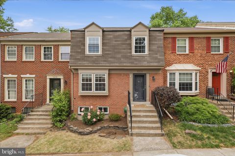 Townhouse For Sale - 10256 Friendship Court<br/> FAIRFAX, VA 22032