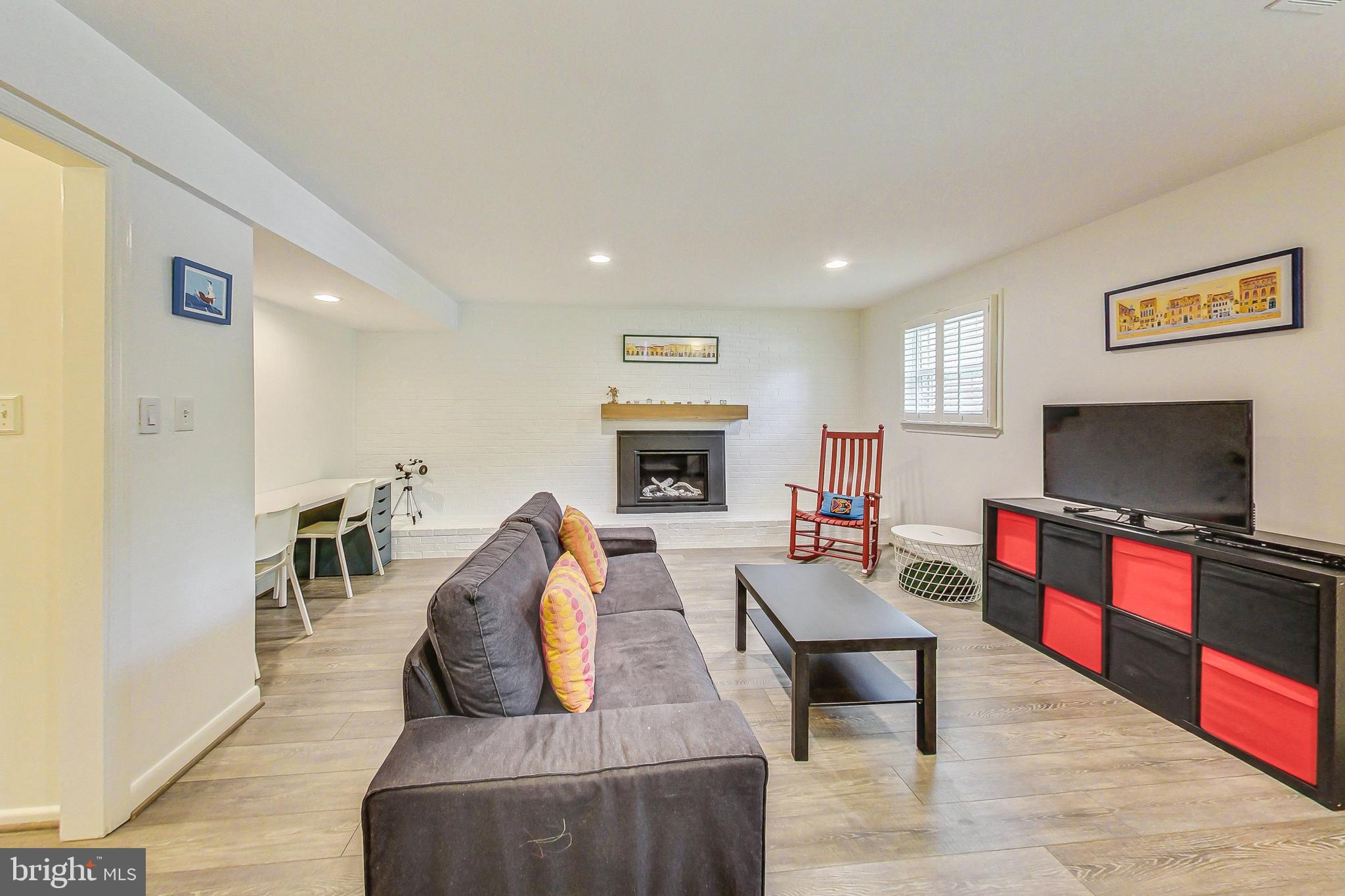 COUNTRY CLUB VIEW - Residential