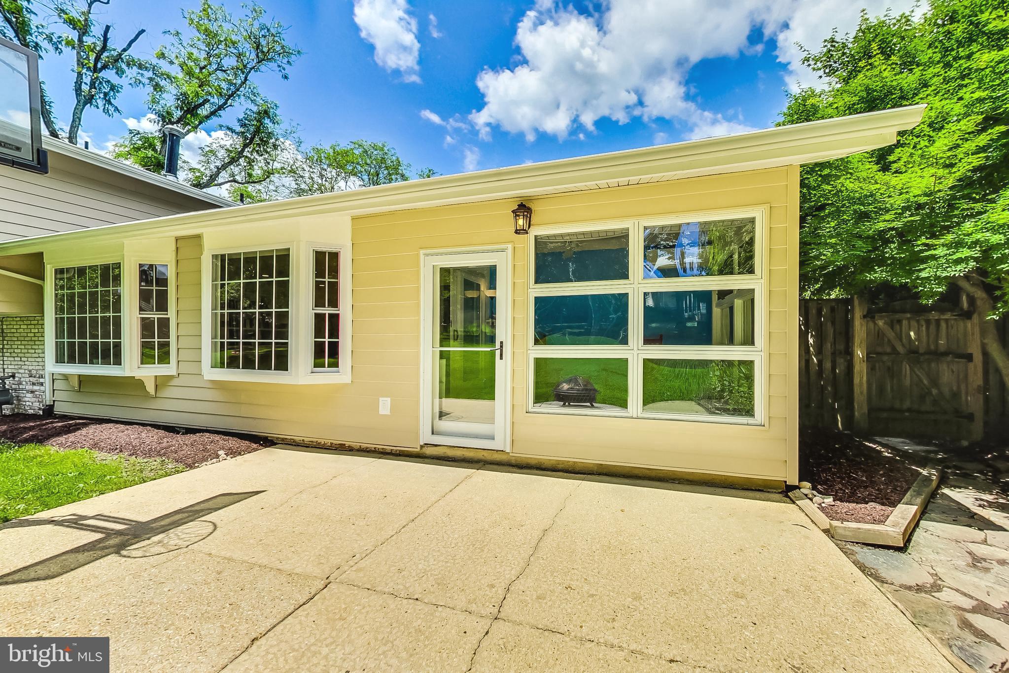 COUNTRY CLUB VIEW - Residential