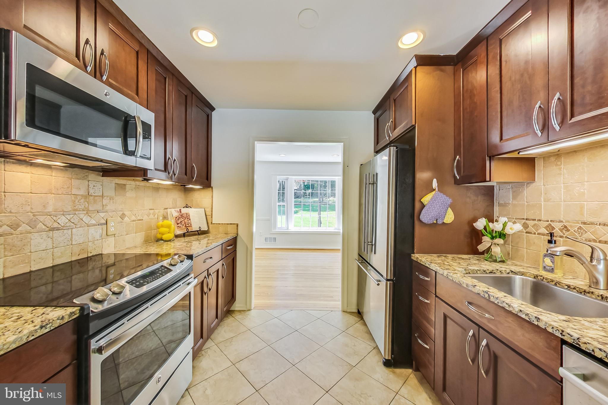 COUNTRY CLUB VIEW - Residential