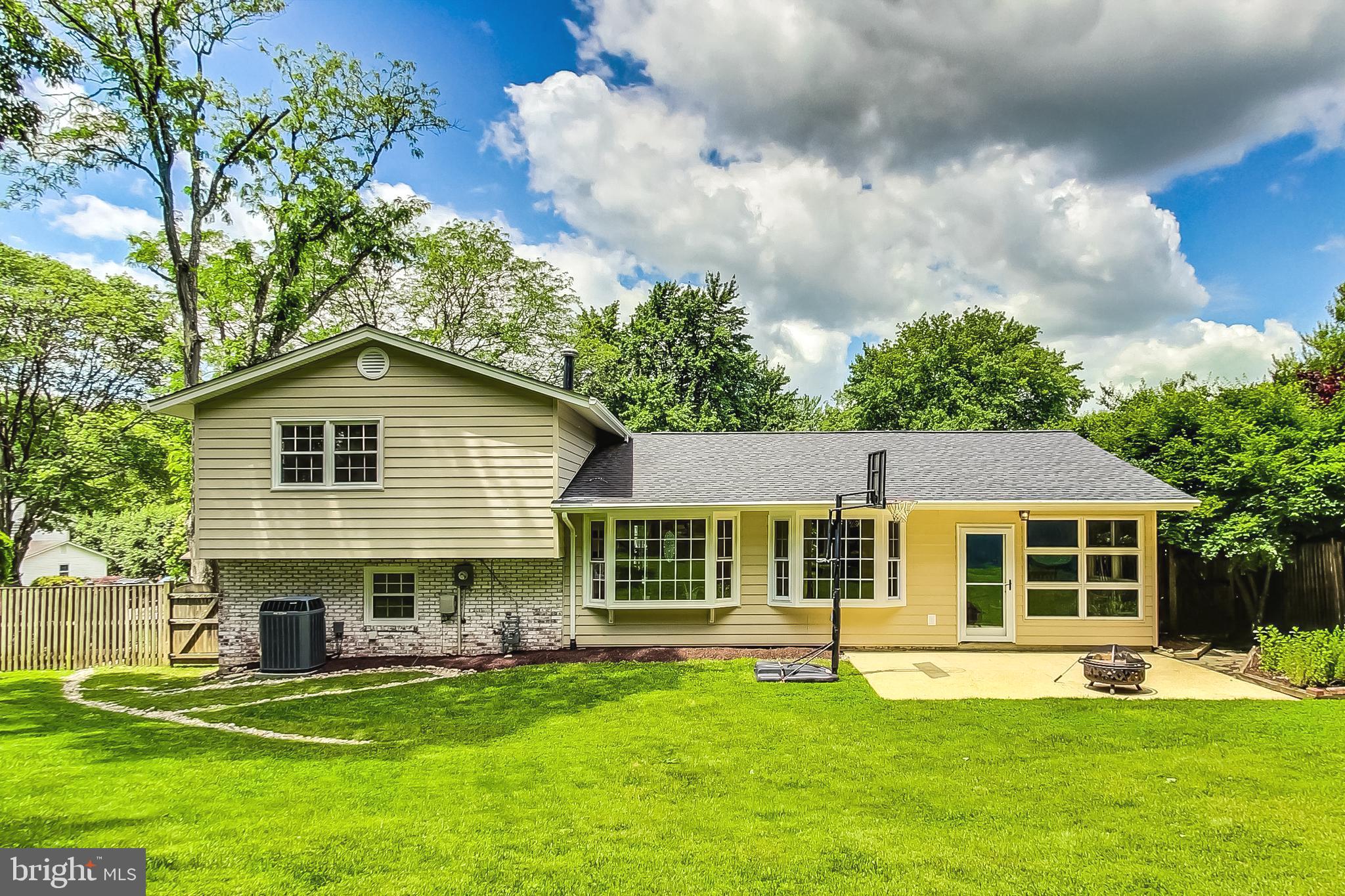 COUNTRY CLUB VIEW - Residential