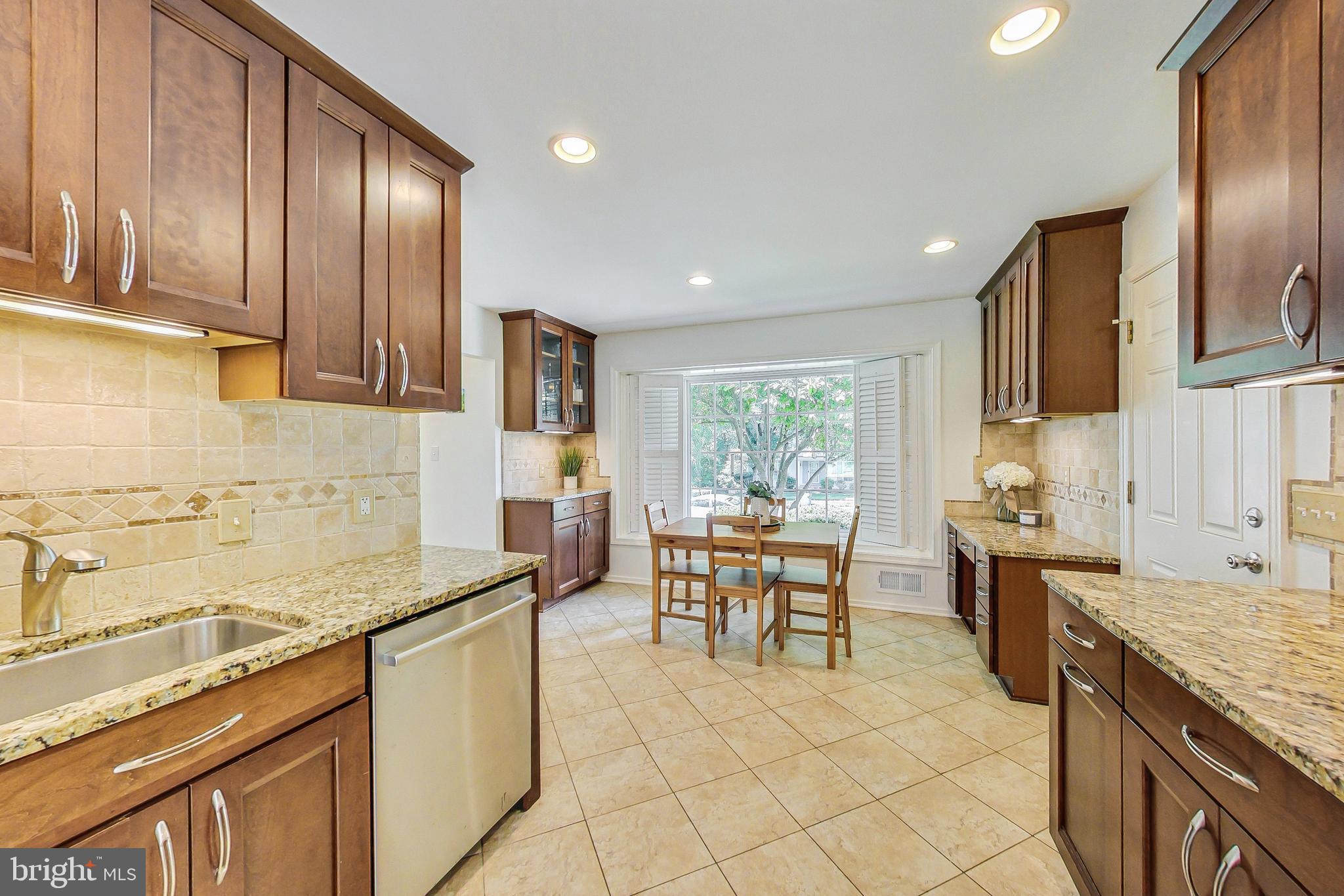 COUNTRY CLUB VIEW - Residential