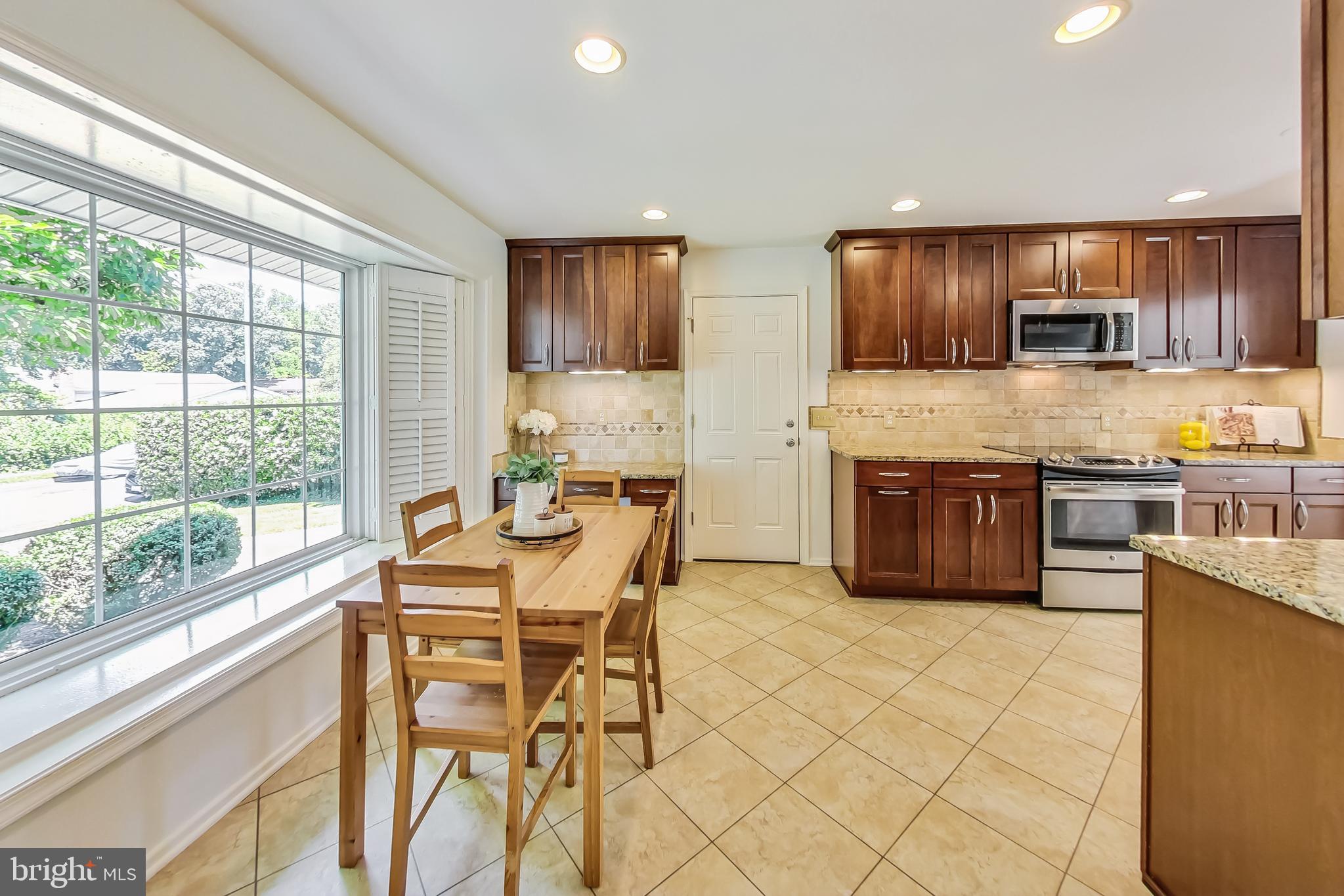 COUNTRY CLUB VIEW - Residential