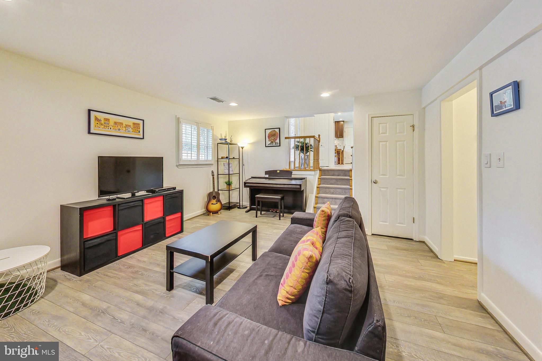 COUNTRY CLUB VIEW - Residential