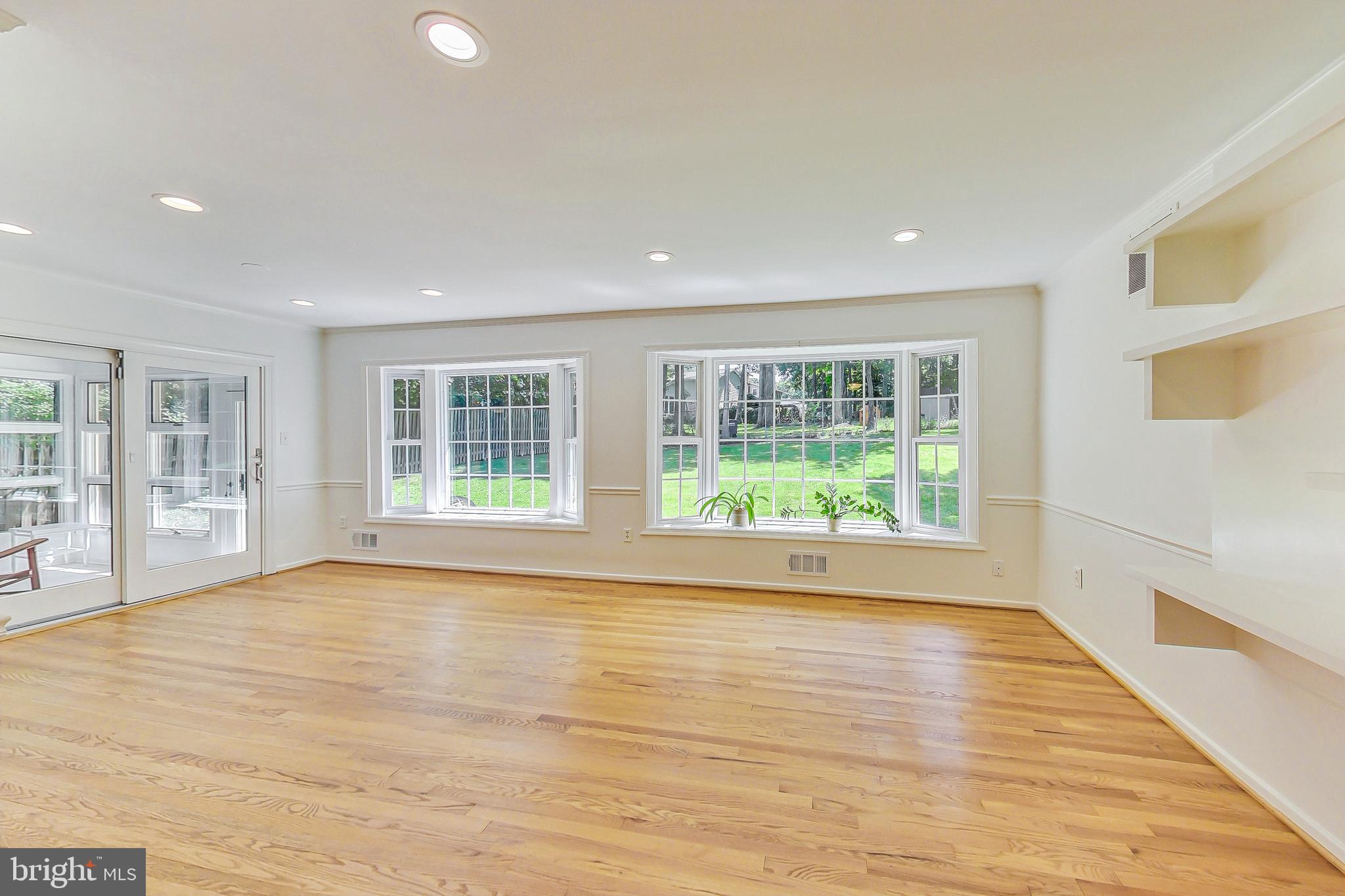 COUNTRY CLUB VIEW - Residential