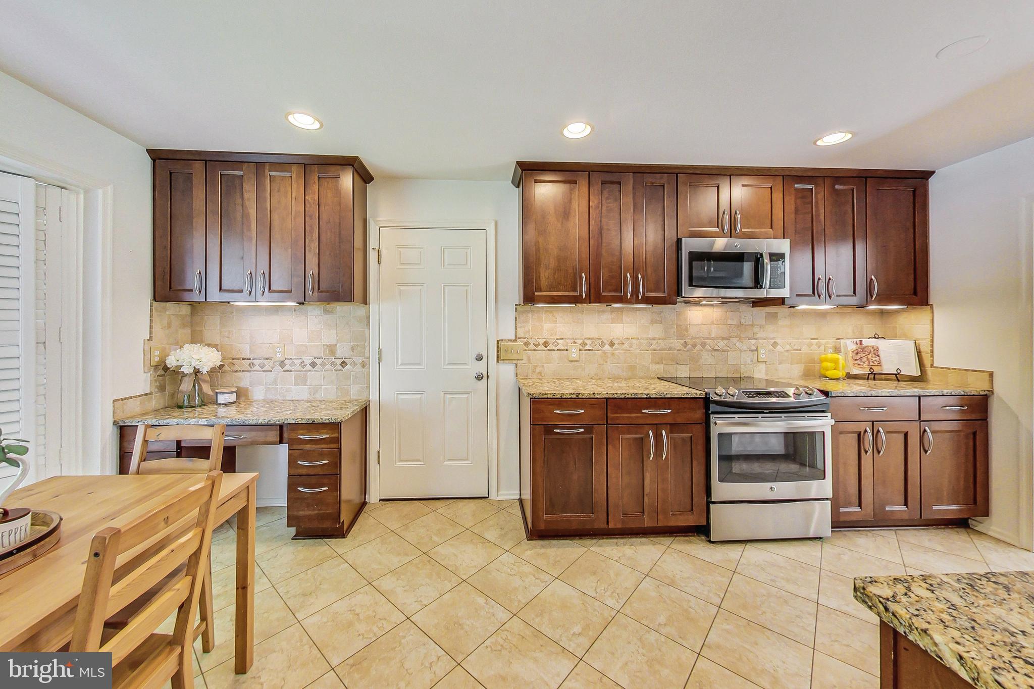 COUNTRY CLUB VIEW - Residential