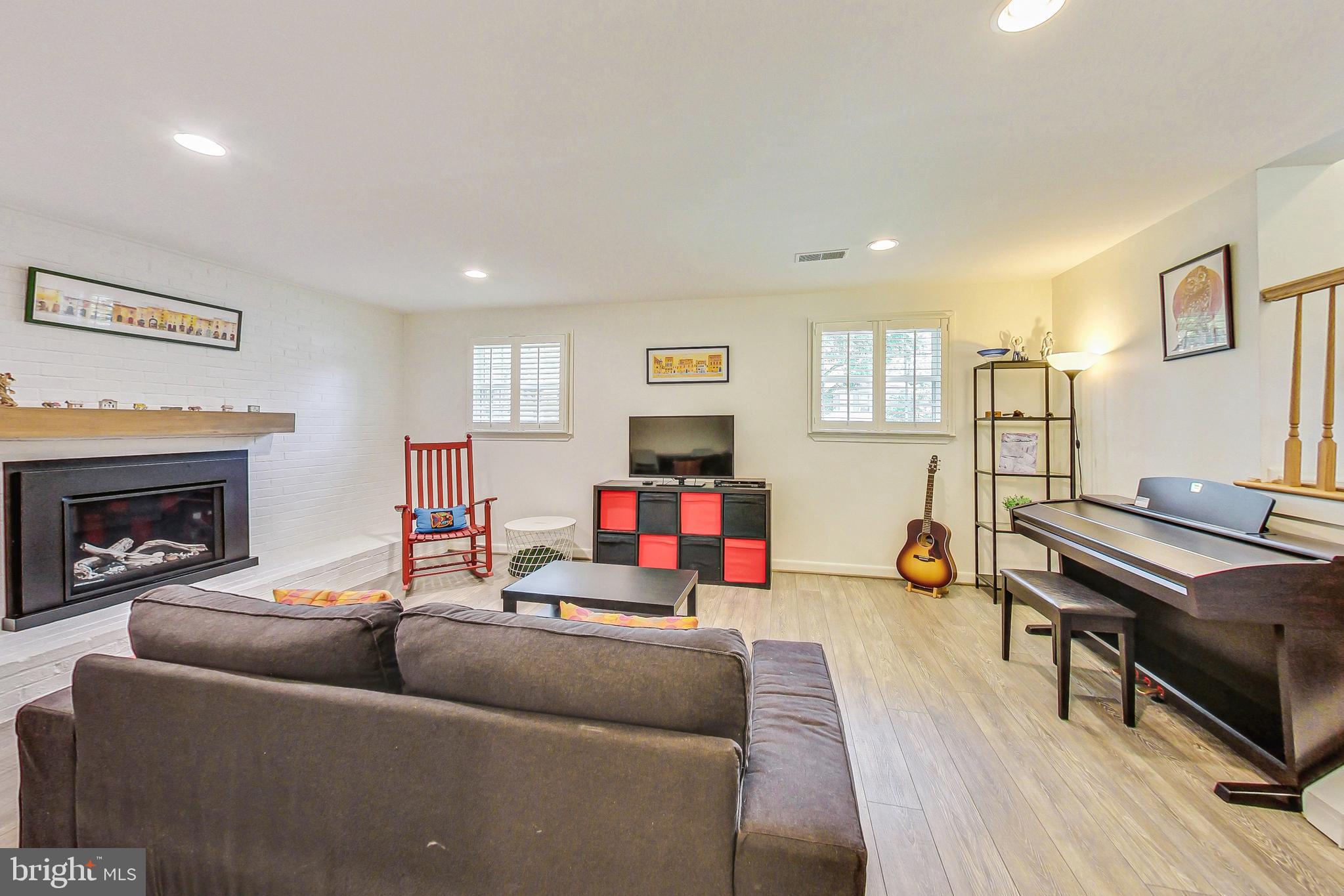 COUNTRY CLUB VIEW - Residential