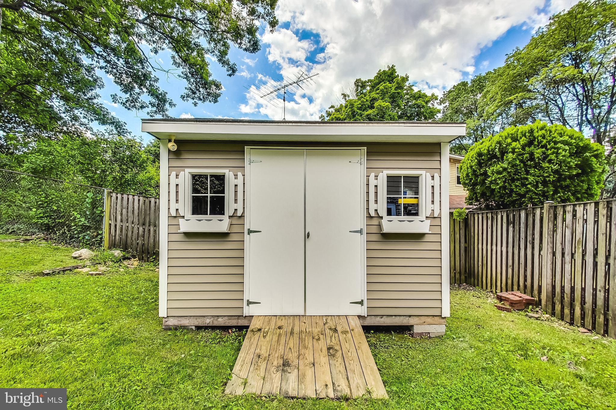 COUNTRY CLUB VIEW - Residential