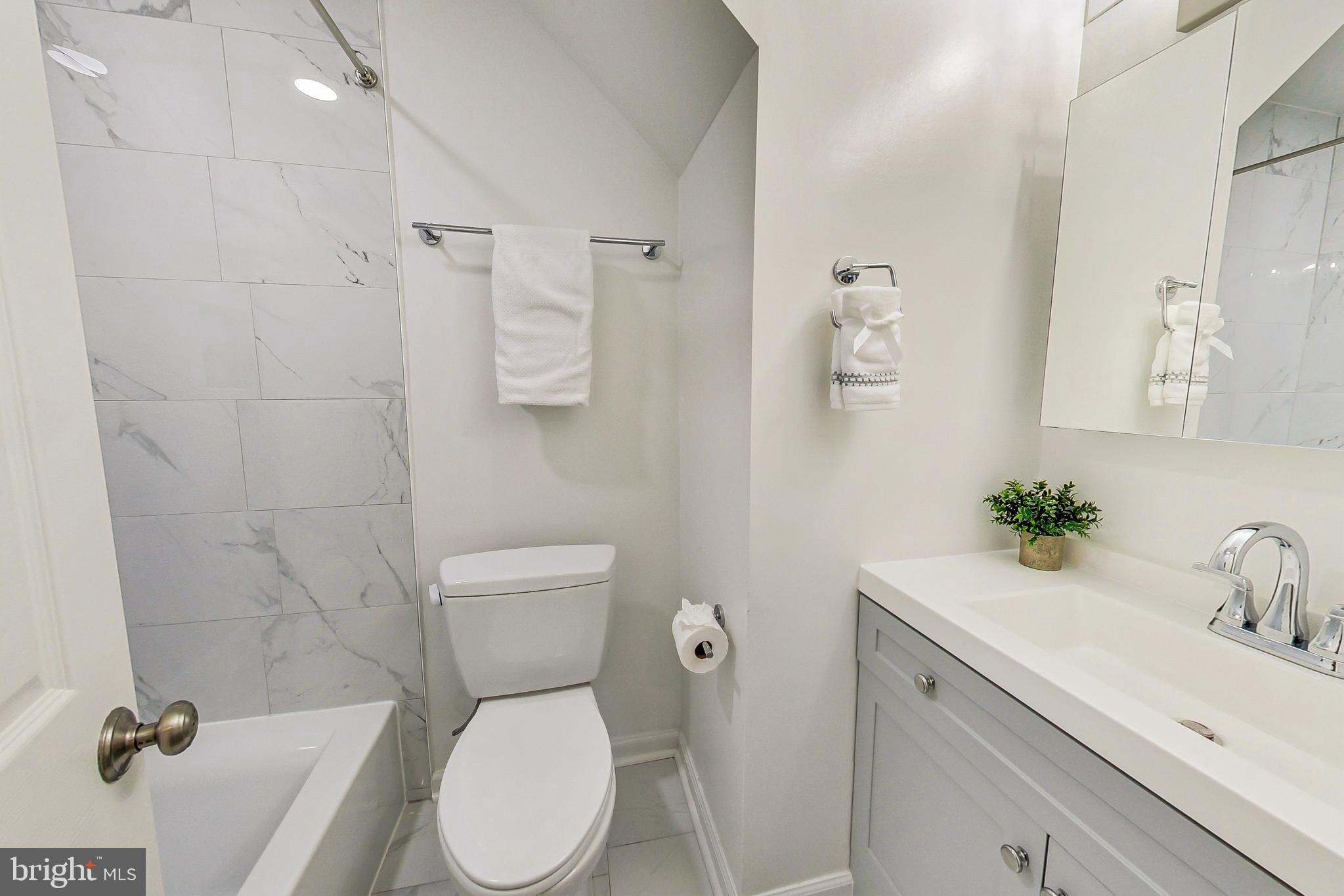 COUNTRY CLUB VIEW - Residential