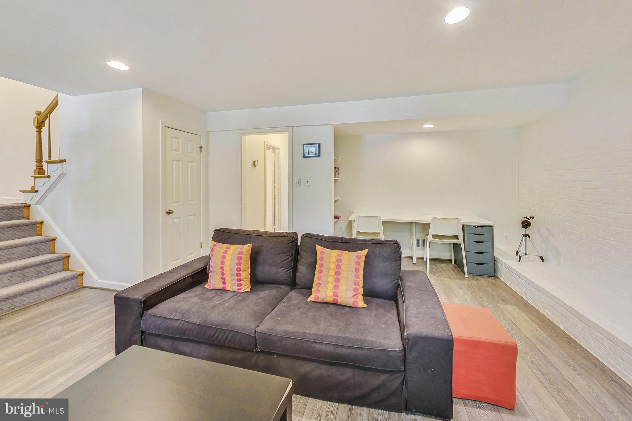 COUNTRY CLUB VIEW - Residential