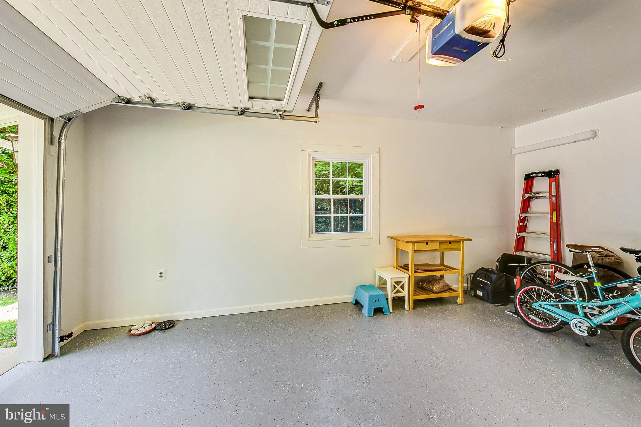 COUNTRY CLUB VIEW - Residential