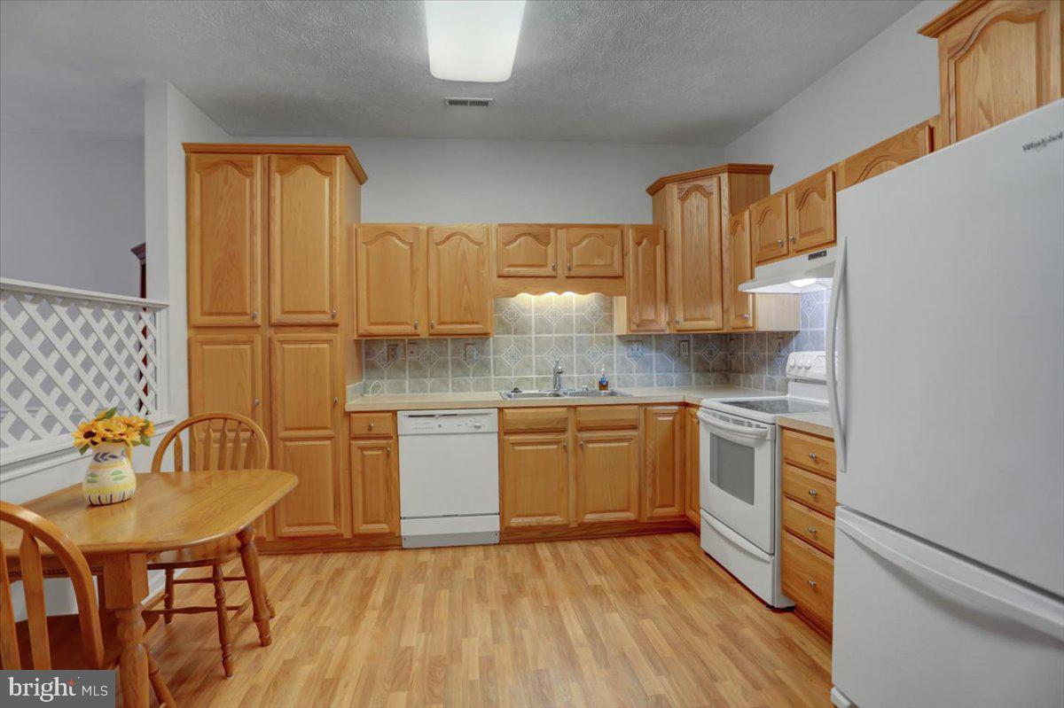 SUMMERLAND MANOR - Residential