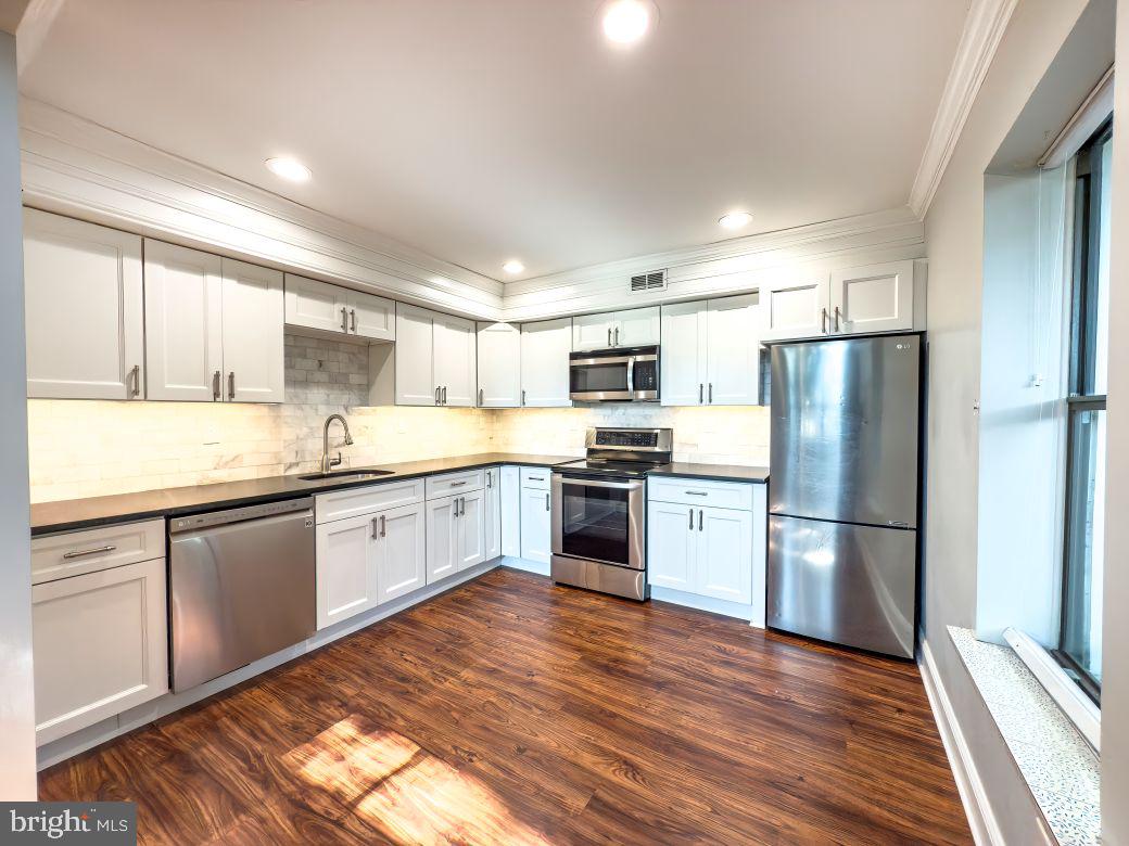 250 MONTGOMERY AVENUE B