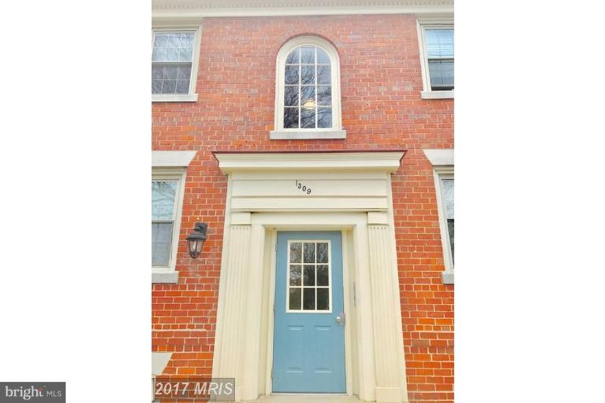 HUGE 1BR + LOFT w/ SKYLIGHT IN ALEXANDRIA IN HARBOUR TERRACE! TOP TWO FLOORS OF THREE-STORY BUILDING. OPEN FLOOR PLAN w/ GORGEOUS HARDWOOD FLOORS, CARPETED LOFT w/ HUGE SKYLIGHT! WOOD BURNING FIREPLACE IN LOFT! BEAUTIFUL REAR PATIO BACKS TO TREES & COMMON AREA! STEPS TO WATERFRONT & BIKE PATHS, TRADER JOES, HARRIS TEETER! BLOCKS TO THE HEART OF OLD TOWN!