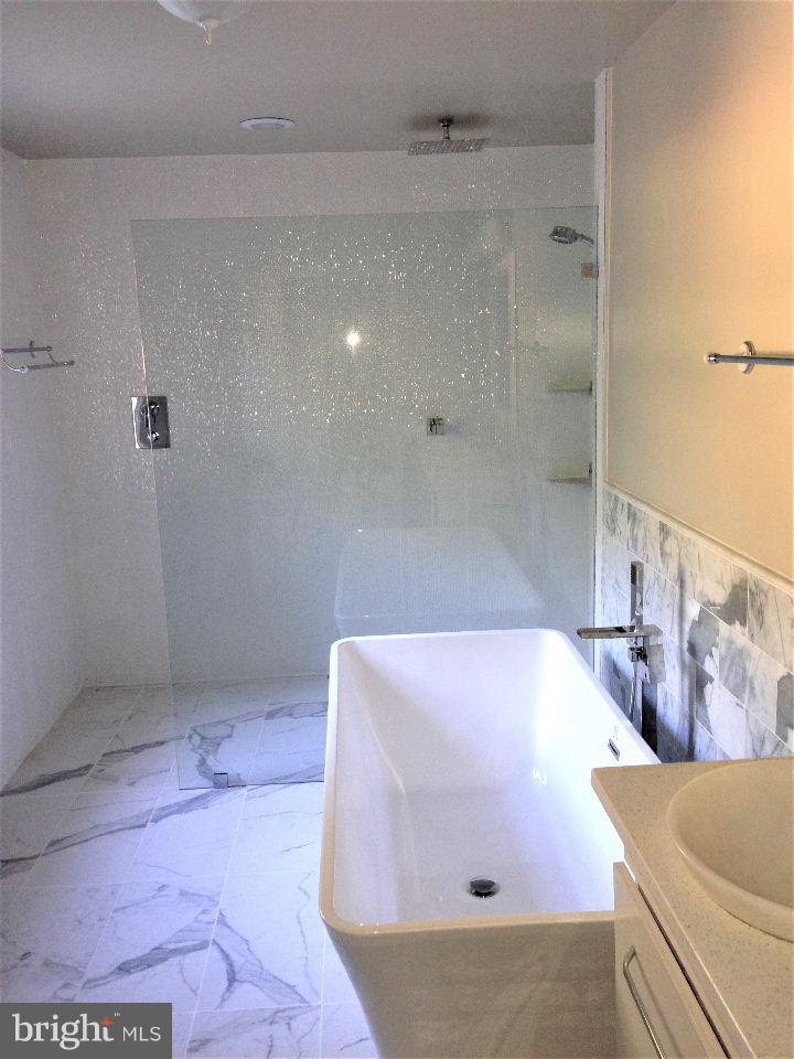 HOLLY KNOLL - Residential