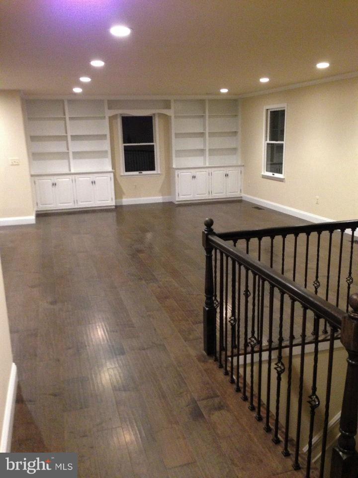 HOLLY KNOLL - Residential