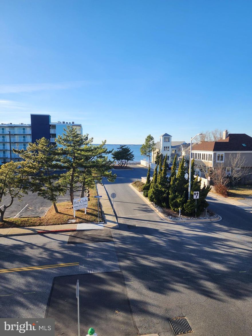 3rd floor End Unit with a peak view of the bay through large window in Kitchen that also allows lots of sunlight to shine through in the afternoon.   GREAT Location! 2 short blocks from the beach,  walking distance to Jolly Rogers,  boardwalk, great restaurants, Splash Mountain and mini golf.  Home sold furnished.  Newer window and slider.  This property is sold fully furnished.