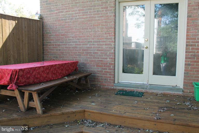 MOSBY SQUARE - Residential Lease