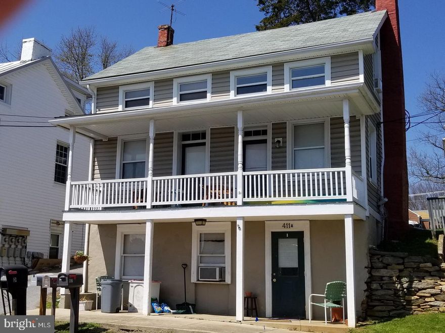 INVESTOR ALERT! Well maintained 5 unit              Apartment Building in Middletown MD.                    Low maintenance units High          housing demand in the Middletown area makes this a great                investment. Great income, fully rented   with recently updated leases. On site laundry for additional income. Generous off street parking.      Shown to qualified    buyers with 48 hours notice.