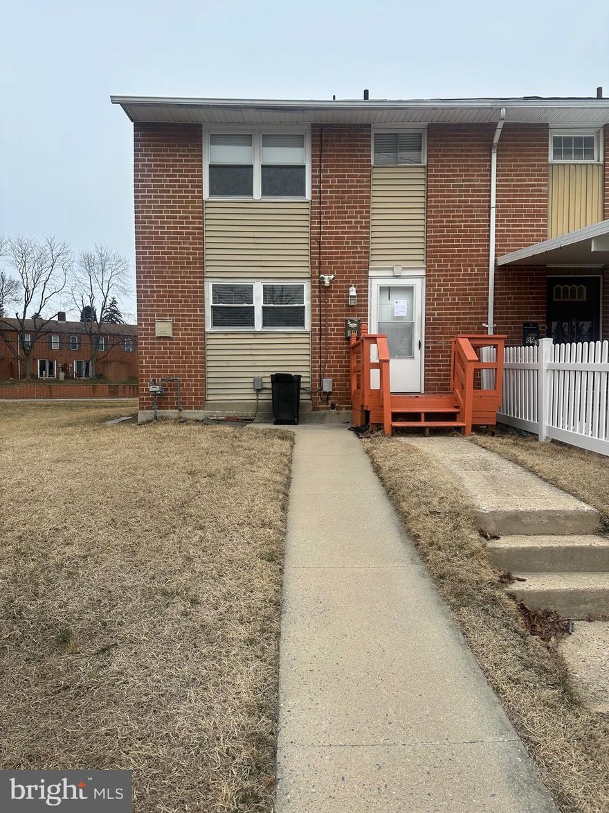 3 bedroom 1 bathroom townhome for rent in York. Rent is $1400 a month with a $1400 security deposit. Tenants are responsible for all utilities, lawn care, and snow removal. No smoking and no pets. Tenants must make a combined net income of $4200 per month and have a credit score of 615 or higher to qualify.