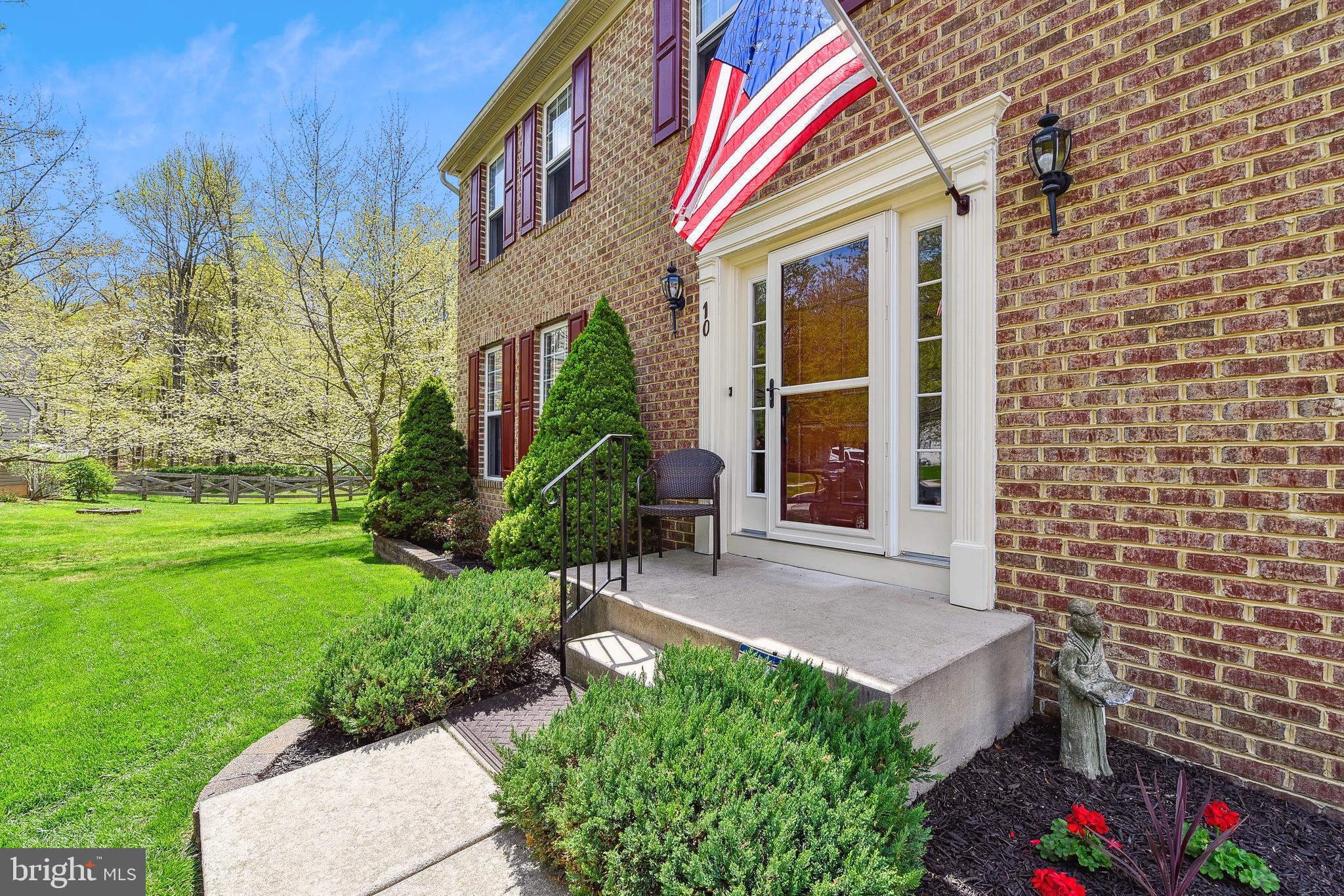 10 GREEN BRIER COURT