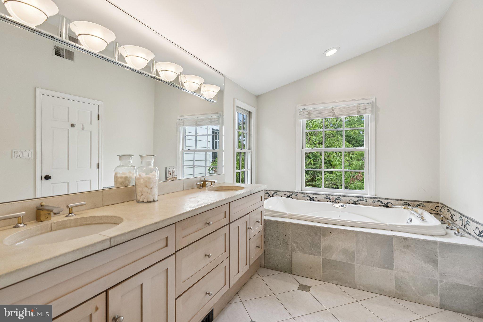 GREENWICH FOREST - Residential