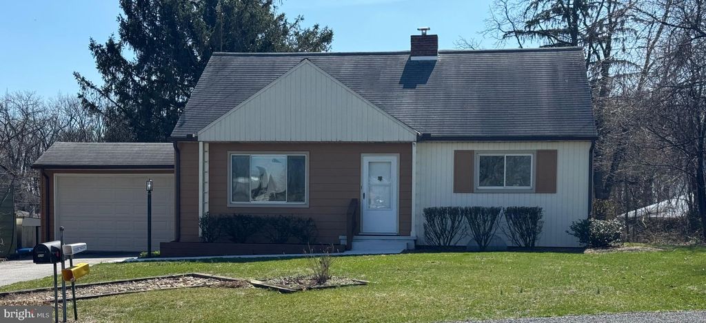 Photo of 906 Strock Dr, CHAMBERSBURG, PA 17202 (MLS # PAFL2033414)