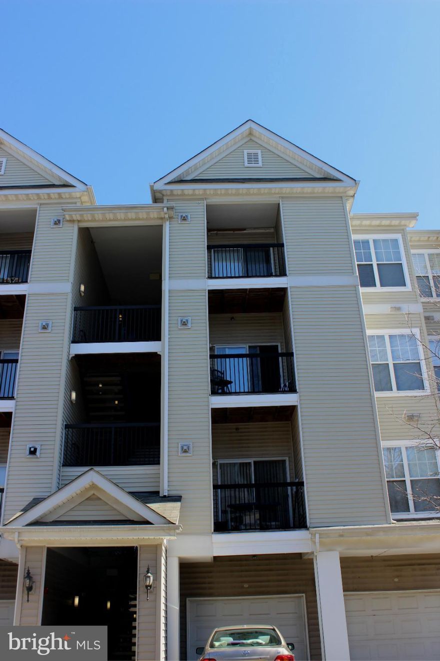 2 LEVEL CONDO IN GATED COMMUNITY! WOOD FLOORING THROUGHOUT! BALCONY, COMMUNITY POOL & CLUB HOUSE! EXCELLENT LOCATION NEAR I66 & FAIR LAKES! MUST SEE!