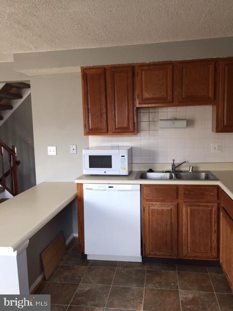 QUEEN ANNE VILLAGE - Residential Lease