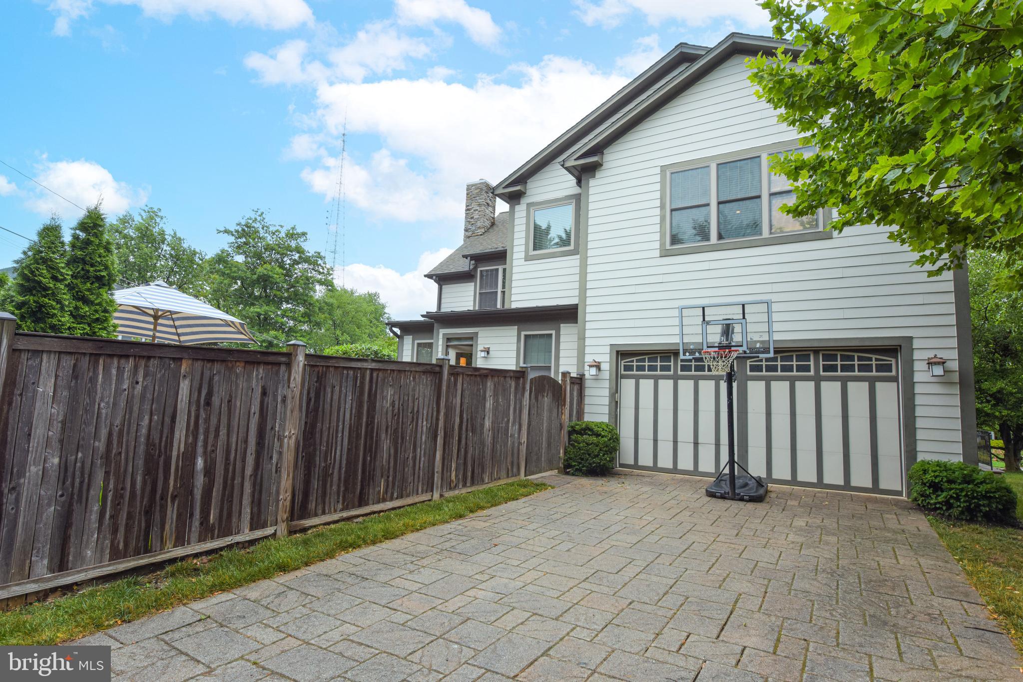 LARCHMONT - Residential