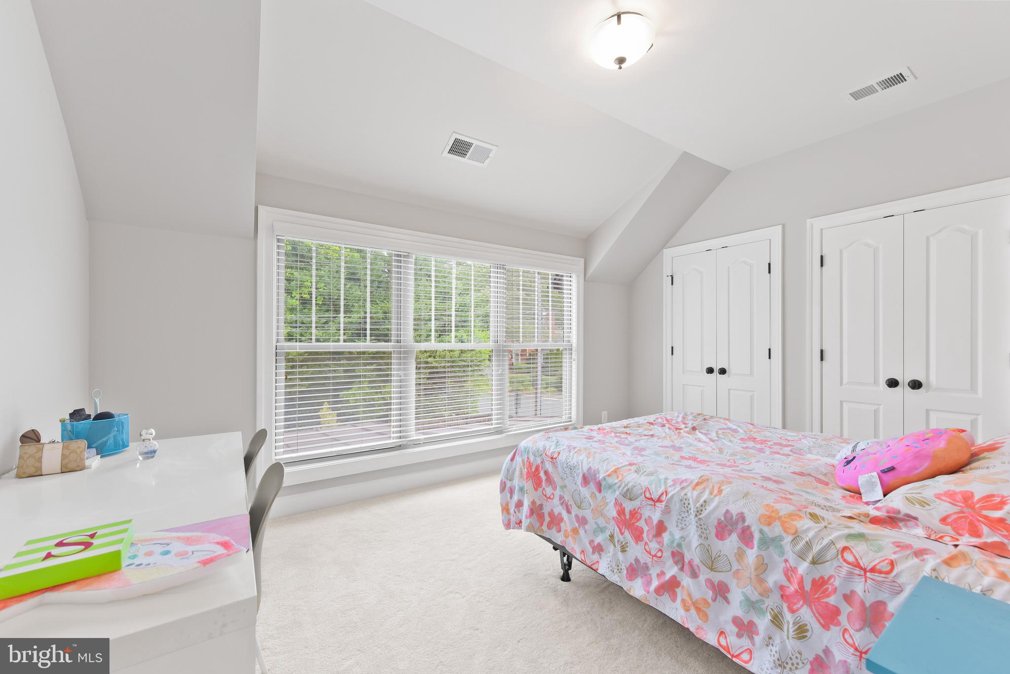 LARCHMONT - Residential