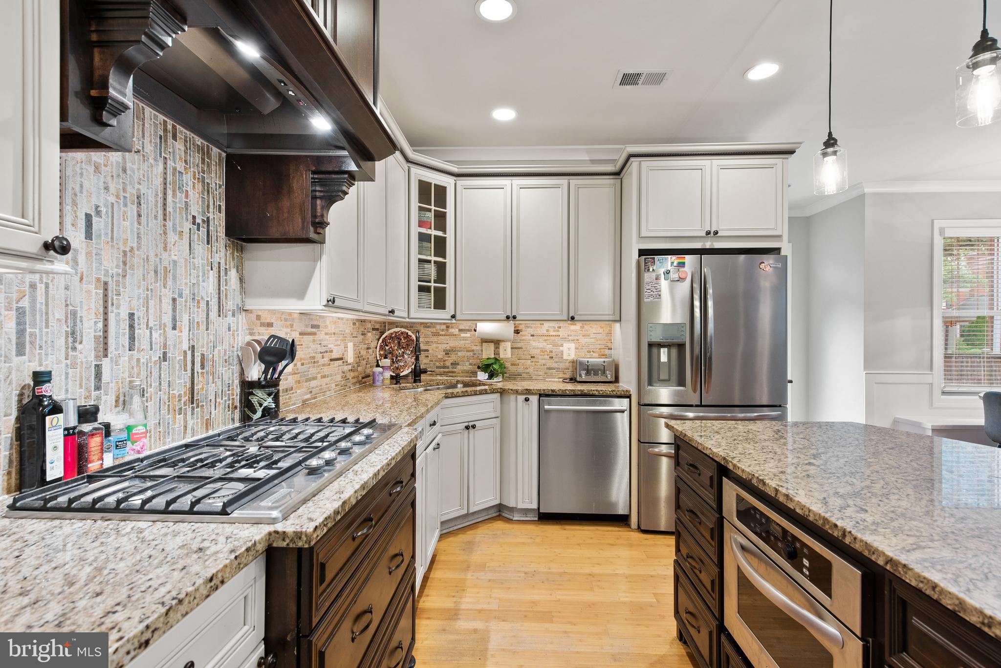 LARCHMONT - Residential