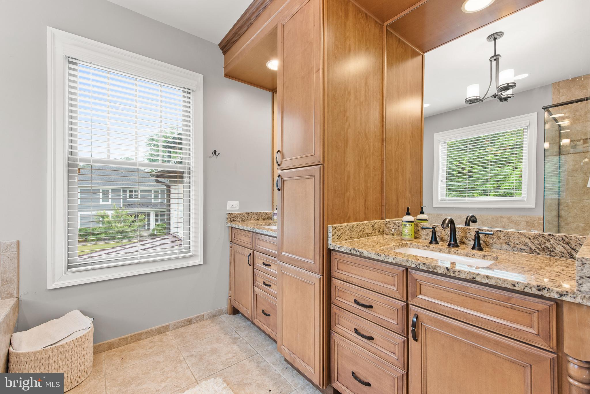 LARCHMONT - Residential