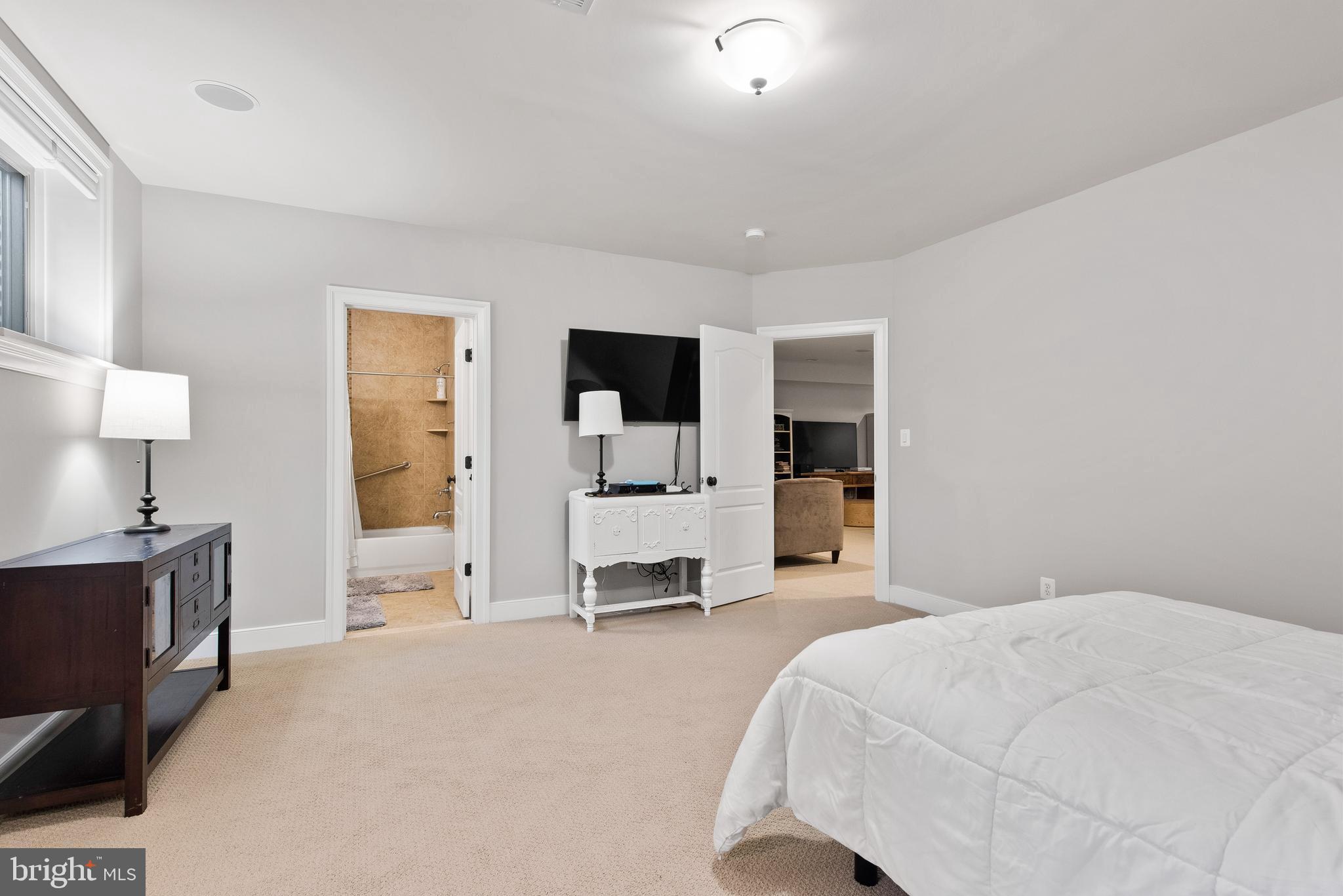 LARCHMONT - Residential