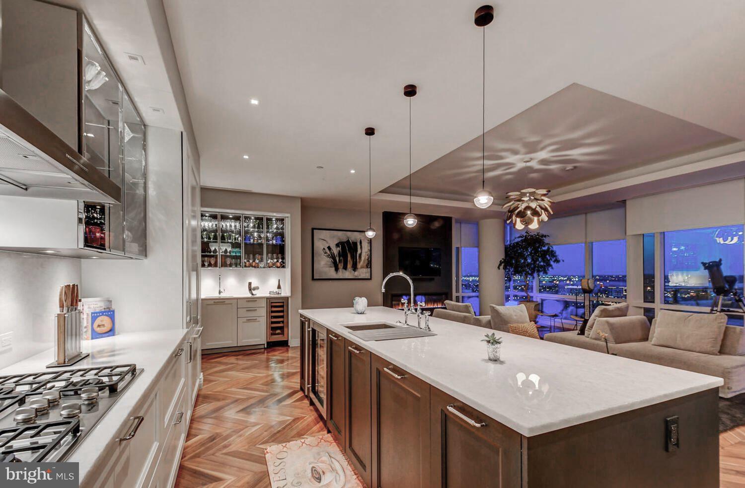 FOUR SEASONS PRIVATE RESIDENCES - Residential