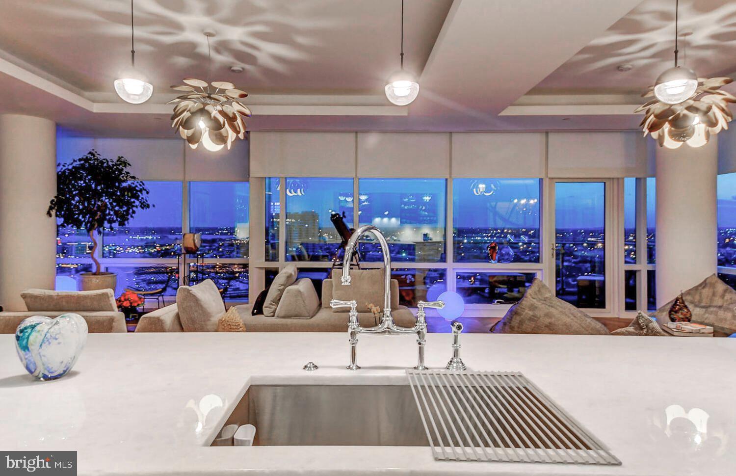 FOUR SEASONS PRIVATE RESIDENCES - Residential