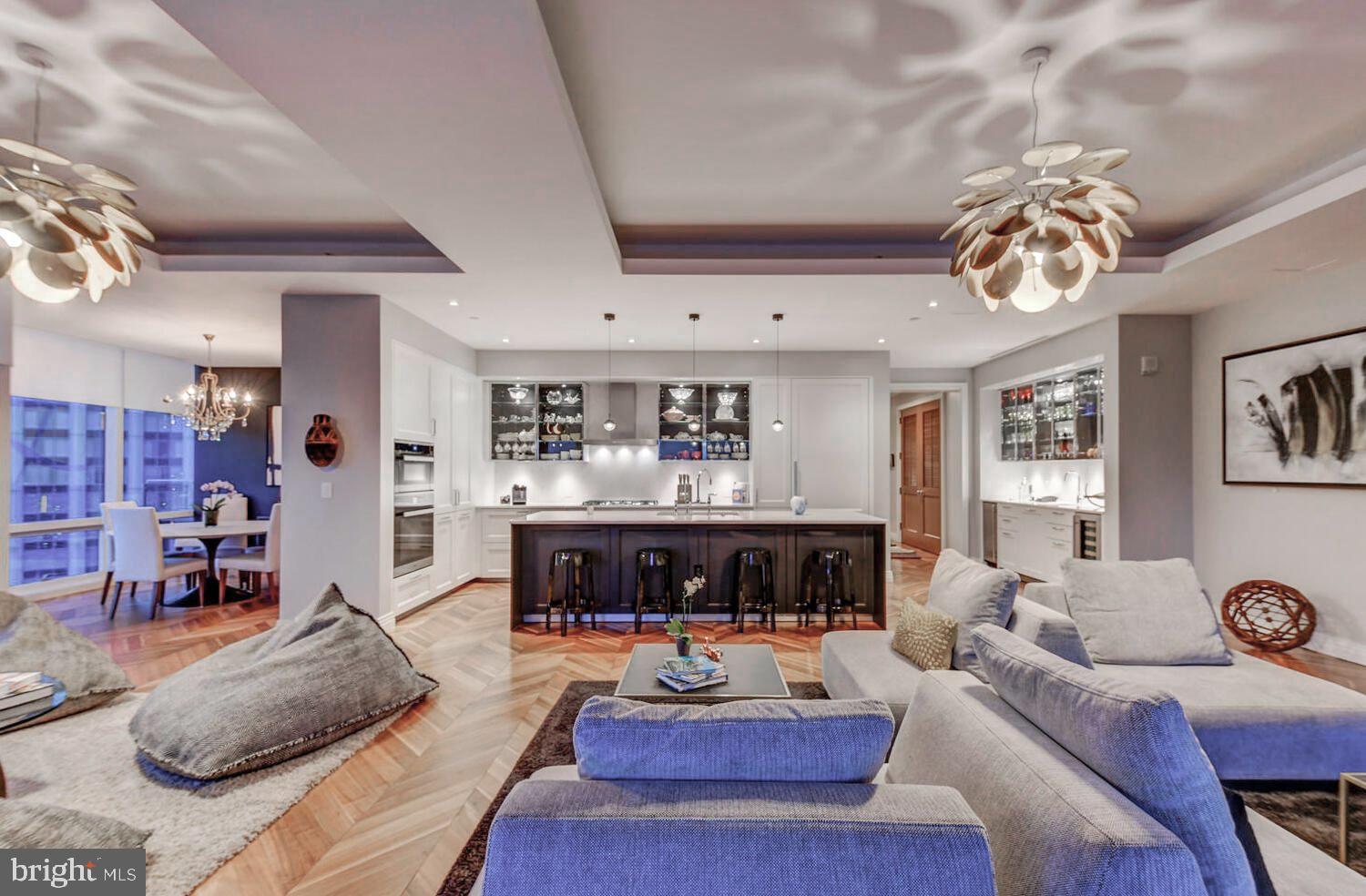 FOUR SEASONS PRIVATE RESIDENCES - Residential